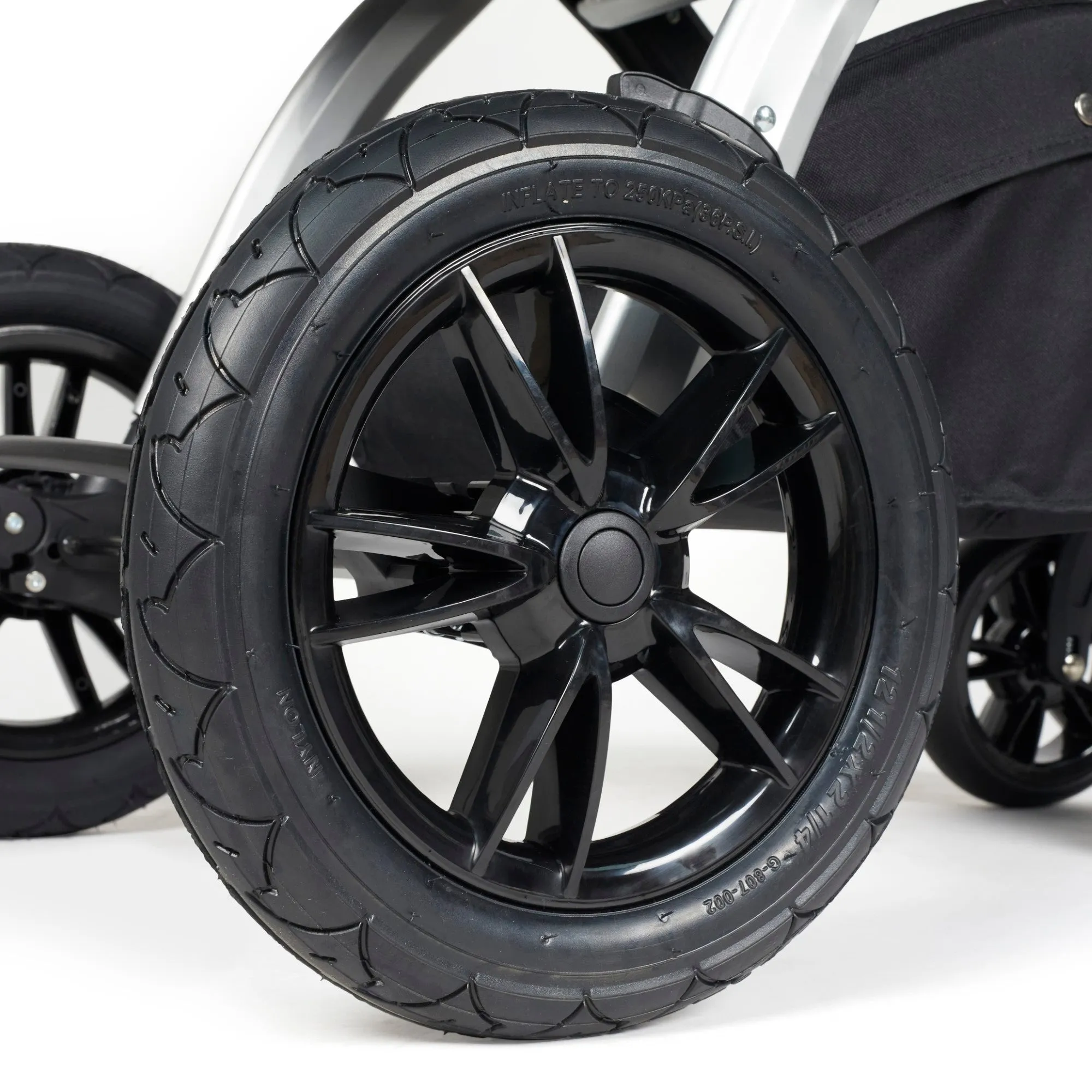 Ickle Bubba Stomp Luxe All-in-One I Size Travel System With Isofix Base (Stratus) Midnight on Silver
