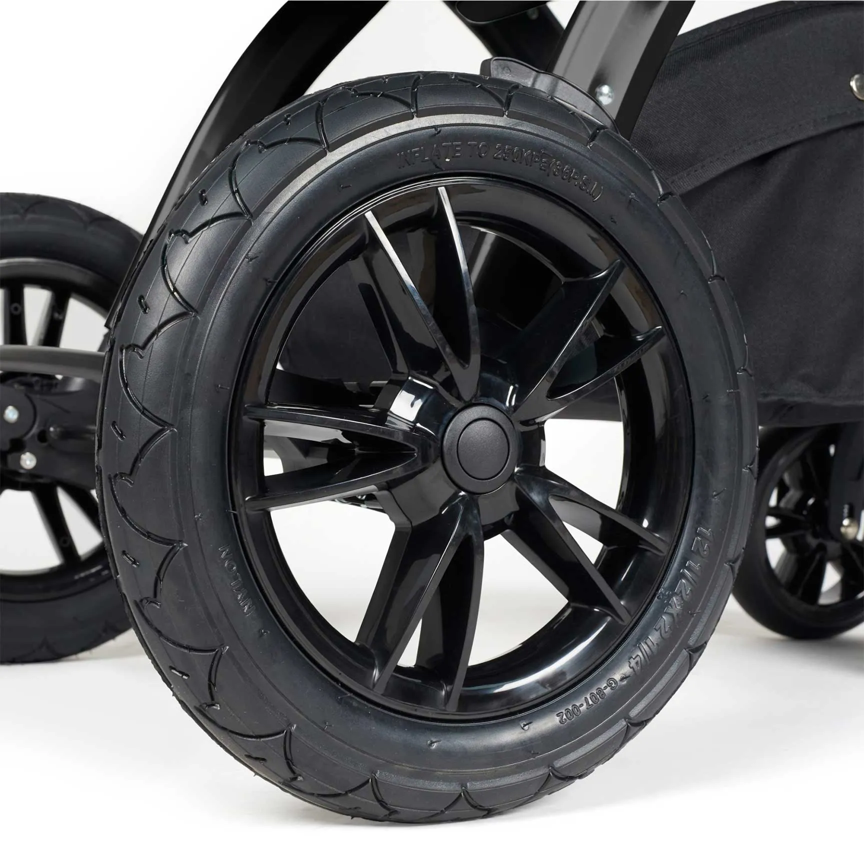 Ickle Bubba Stomp Luxe All-in-One Travel System with Isofix Base in Black/Midnight/Black