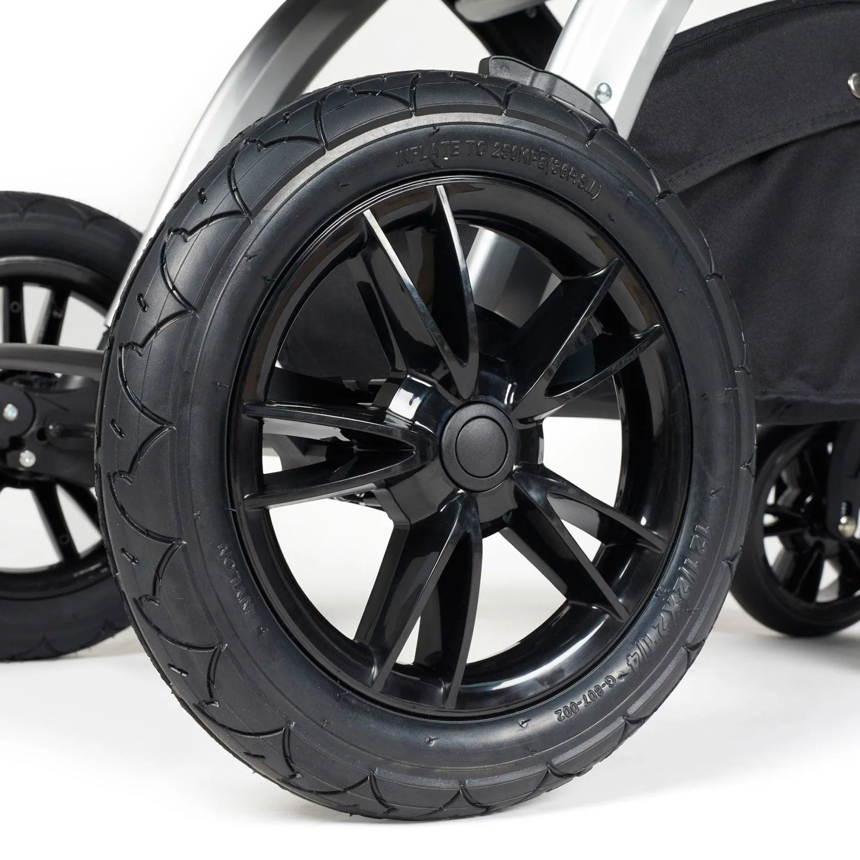 Ickle Bubba Stomp Luxe All-in-One Travel System with Isofix Base in Silver/Charcoal Grey/Tan