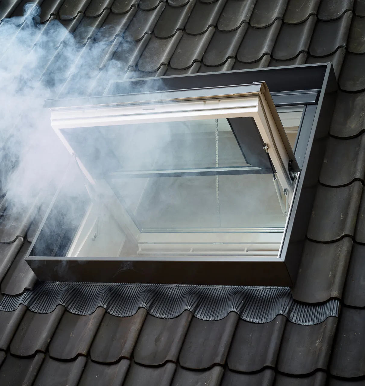 VELUX GGU MK04 S40W01 White Polyurethane Smoke Ventilation System for Tiles (78 x 98 cm)